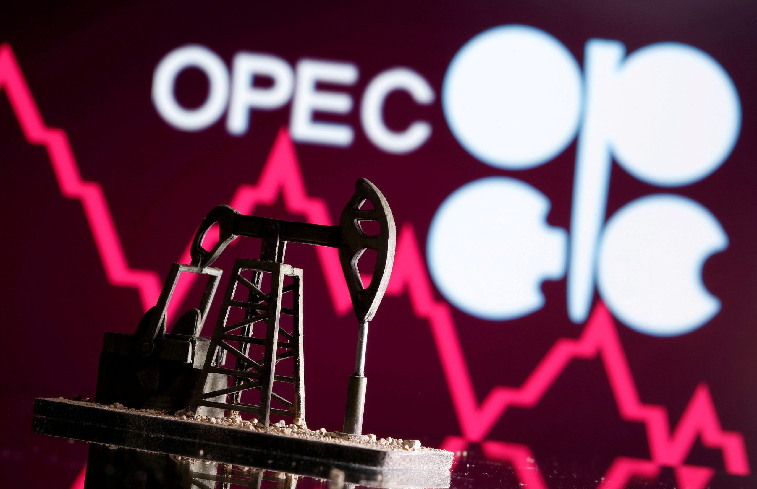 Harga Minyak Anjlok Setelah OPEC+ Mempercepat Peningkatan Produksi, Surplus Membayangi